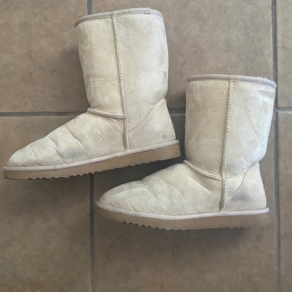 UGG Classic Short in Tan - Good Condition - Picture 3 of 6
